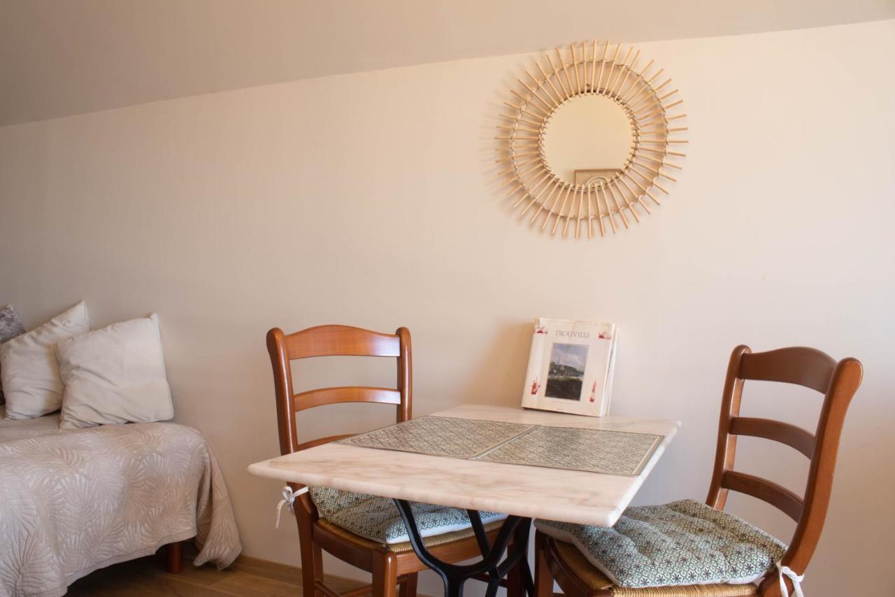 Du Cote De Chez Swann 1 Bed and Breakfast Trouville-sur-mer Exteriör bild